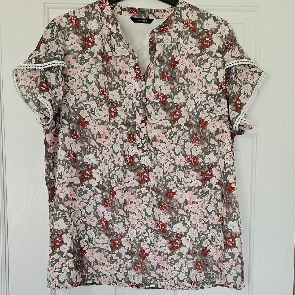 Chic Floral Blouse with Lace Trim